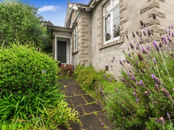 Gatehouse/Cottage Ready To Be Reborn