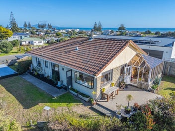 DUAL LIVING BEACH OPPORTUNITY - RV $690,000