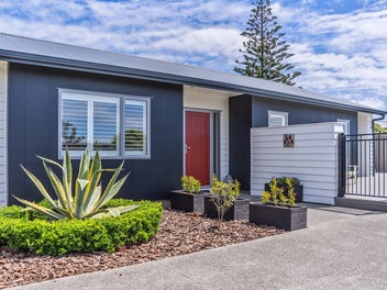 CONTEMPORARY COMFORT, COASTAL EASE!