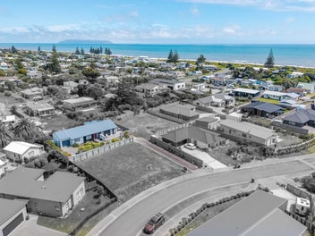 CONTEMPORARY COMFORT, COASTAL EASE!