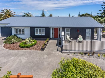 CONTEMPORARY COMFORT, COASTAL EASE!