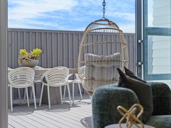 CONTEMPORARY COMFORT, COASTAL EASE!