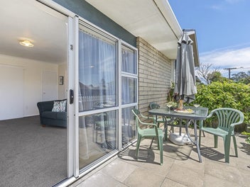 LOCATION + AS CUTE AS CAN BE - STUDIO