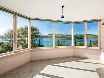 Front Row Harbour Views