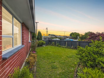 Great Unit With A Garden!