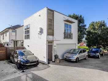 5 Bed Family Home with Loft & Double Garage