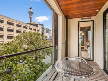 Location and spacious apartment, owners say sell