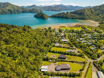Streamside Serenity in Ngakuta Bay