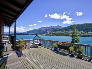 Your Lakefront Haven in Kelvin Heights