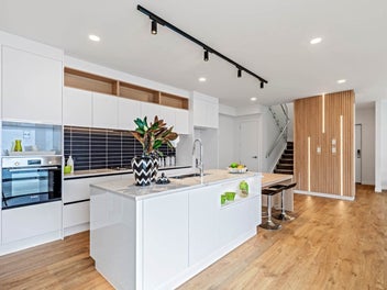 URGENT SALE! DOUBLE GARAGE! ACT FAST!