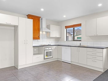 * UNDER OFFER * STYLISH 'OVER 60s' NO B