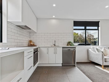Sunny 2-Bed, 2-Bath, CBD Fringe + Gated Parking