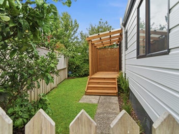 Stylish, Sunny & Seriously for Sale!