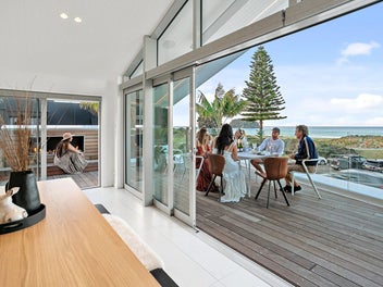 Near New Home, Heated Pool, Tender 8th May