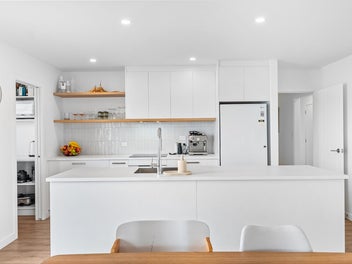 Easy living, easy choice - come and get it!