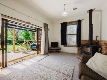 Cozy 3-bed home near school and town