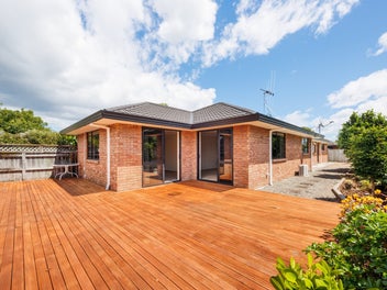 Double Glazed 190m2 - Brick Townhouse!