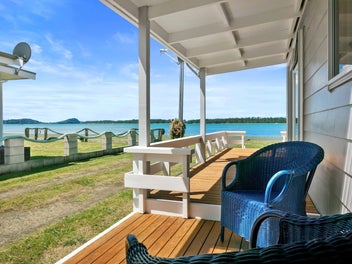 Ongare Point Harbourfront Character Bach