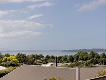 Contemporary Living with Panoramic Views