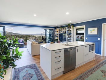 Designer Stoke Home, Breathtaking Views!