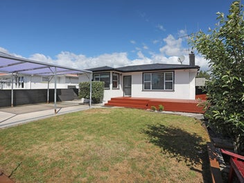 WALK EVERYWHERE - SHOPS, SCHOOLS, LIFE