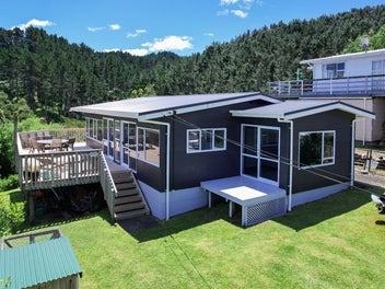 An Elevated Retreat With Endless Views