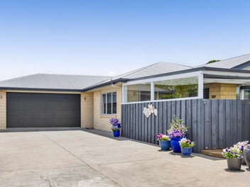 Vendor Relocating - Must Be Sold