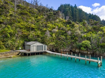 Unrivalled waterfront setting