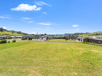 SEA VIEWS FROM THIS 834m2 SECTION