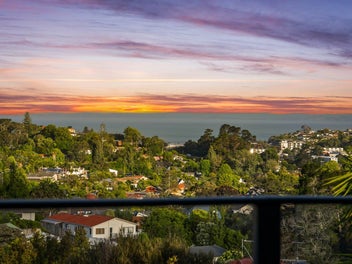 Stunning Family Home + Sea Views!