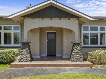 CHARACTER, PRIME LOCATION AND MOUNTAIN VIEWS