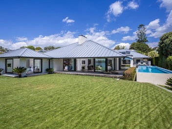 World-Class Residence - 3,189sqm Of Lakefront Land