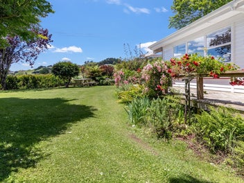 Space, Views & Lifestyle Minutes from Urenui