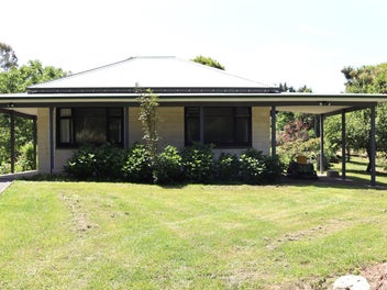 Rural Charm on Town Boundary