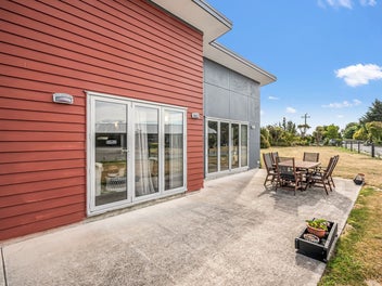 Opportunity Knocks – Modern Home & massive garage