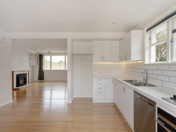 ALL-DAY SUN WITH MOUNTAIN VIEWS