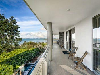 Waterfront Goldmine-Zone, Elevated and Available