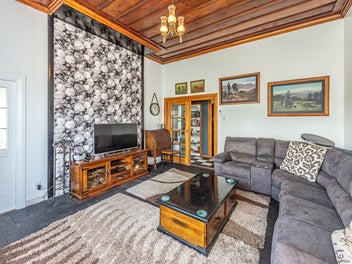 Bay-window villa bounty!