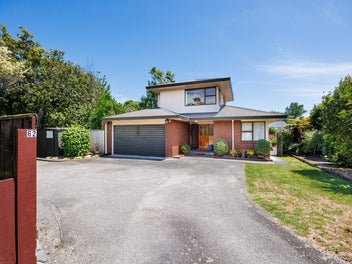 Sunny, Easy Living, Central Location!