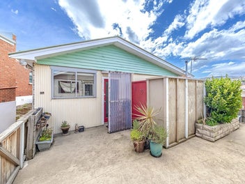 Tidy Townhouse in the Heart of Mornington