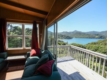 Secluded Bush Hideaway with Breathtaking Sea Views