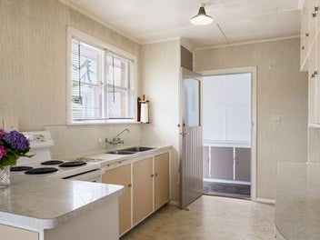 Family Home, Huge Sheds and Large Section