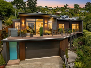 Iconic Nelson waterfront – simplicity and calm