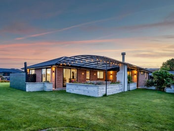 Modern 2020 build - Year-round entertaining haven