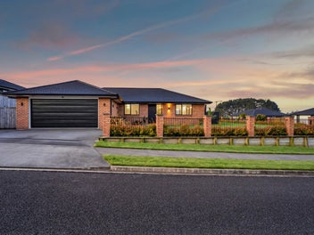 Modern 2020 build - Year-round entertaining haven