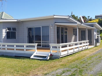 Ongare Point Harbourfront Adorable Kiwi Bach