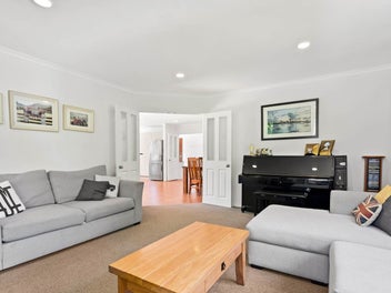 PERFECT MODERN FAMILY BALANCE!