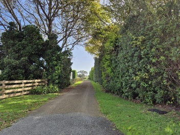 5.525ha (approx.) with off-grid or grazing options