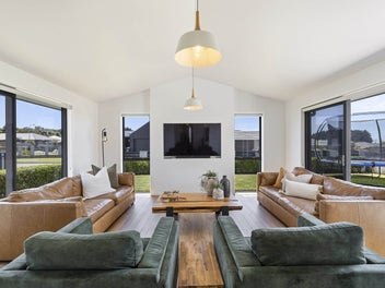 EXECUTIVE LIVING MEETS EFFORTLESS FAMILY LUXURY