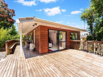 FREESTANDING HOME-DOUBLE WESTLAKE SCHOOL ZONE